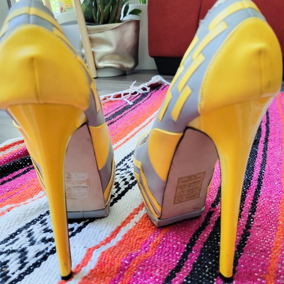 Beau + Ashe Yellow Gray Peep Toe Sandals - Picture 2 of 2